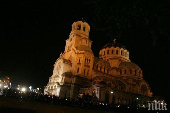 Опашки пред храма - стотици се редят за празничното богослужение в Св. Александър Невски