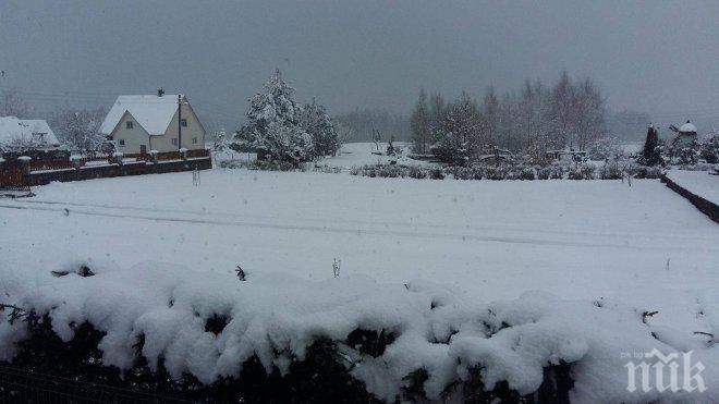 Силен сняг в Литва, 30 000 души останаха без ток заради бурята