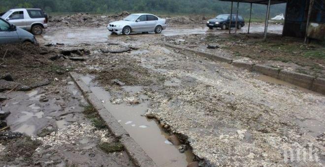 ПОТОП В ИРАН! Проливни дъждове погубиха хора, отнесоха мостове и коли (ВИДЕО)