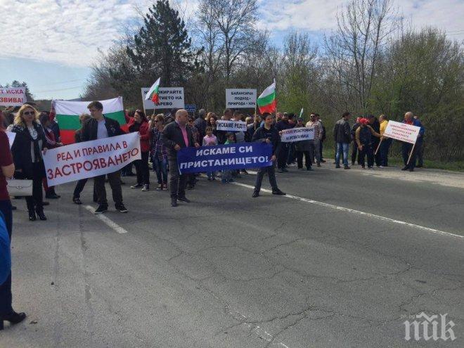САМО В ПИК! И Христо Гърбов с протестиращите в Царево, дори бунгало не можел да си сложи в имота (СНИМКИ)
