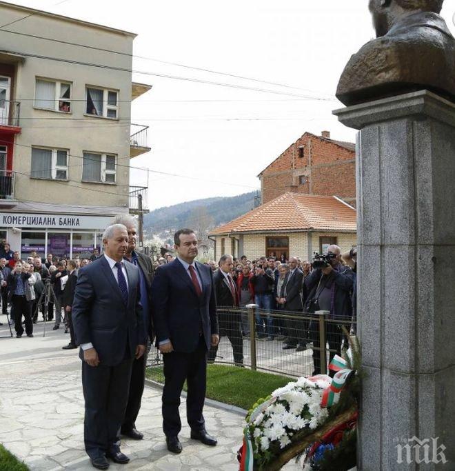 Премиерът Герджиков и Ивица Дачич се поклониха пред паметника на Васил Левски