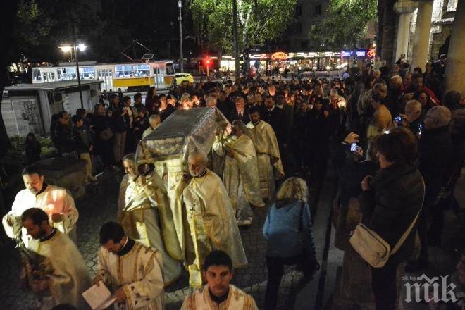 Стотици миряни в столицата съпреживяваха Христовите страдания, смъртта  и погребението му (СНИМКИ)