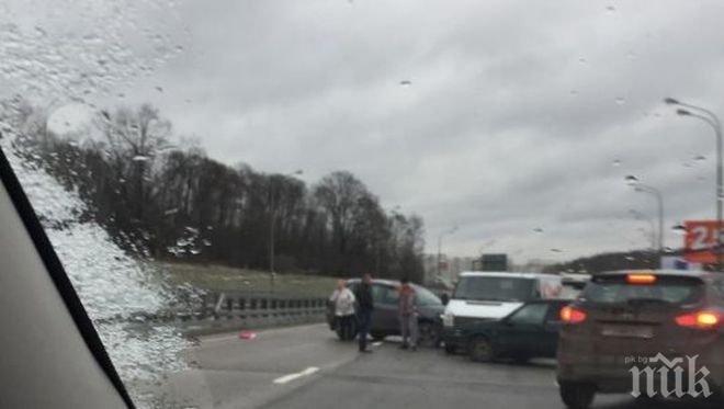 СТРАШНО МЕЛЕ! 15 коли се нанизаха заради поледицата в Москва (ВИДЕО)