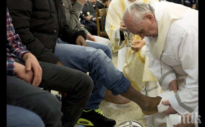 Папа Франциск изми нозете на 12 мафиоти в затвора
