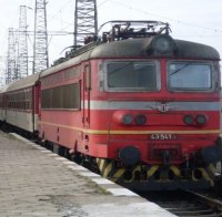 Влак блъсна линейка, загина фелдшер, един е ранен