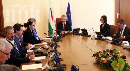 светият синод благослови служебния кабинет библии