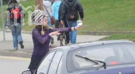 девойка стъклена топка забавлява софийските шофьори снимкa