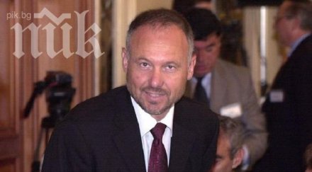 администрацията била пенсионирани военни