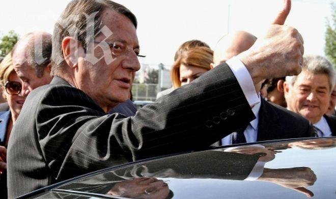 Близки на кипърския президент измъкнали 21 млн. евро от банките 
