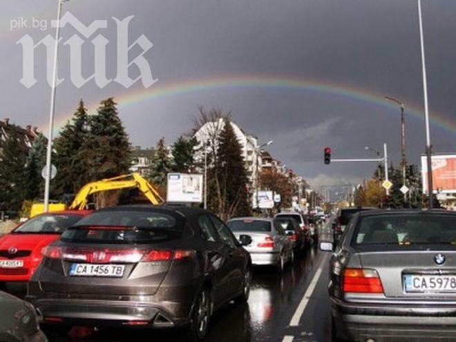 Пясък от Алжир докара цветен дъжд над София