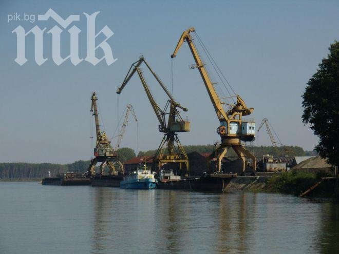 Огромен кран се обърна на летище