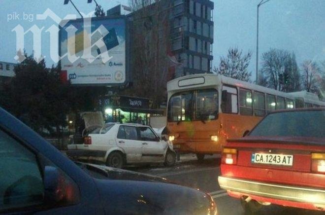 Tри баби ранени в градския транспорт в София 