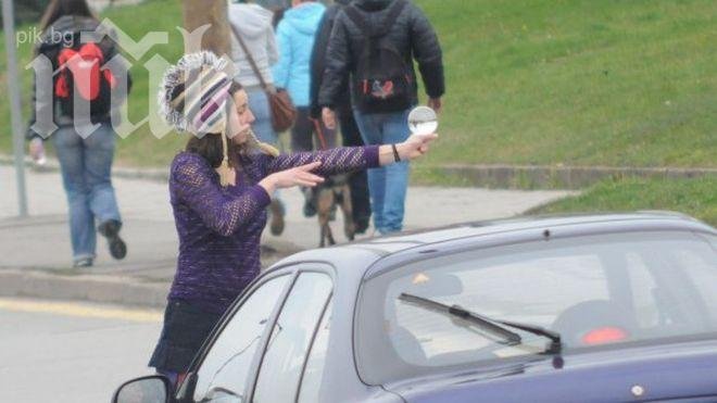 Девойка със стъклена топка забавлява софийските шофьори (снимкa)