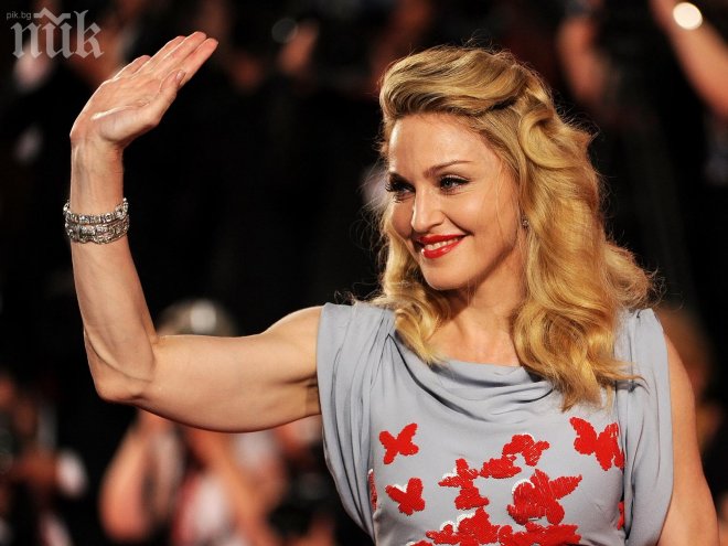 Братът на Мадона я заяде за пари