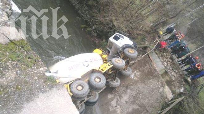 Мост рухна под бетоновоз край Тетевен