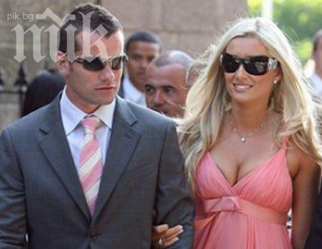 Вратар на Астън Вила заряза жена си заради модел