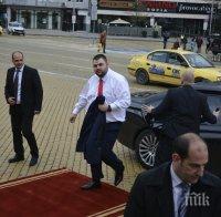 СЕНЗАЦИЯ В ПИК TV! Пеевски пристигна в парламента за първия работен ден - поздрави Сидеров (СНИМКИ) 