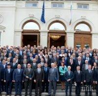 СНИМКА ЗА ИСТОРИЯТА! Новите депутати се щракнаха пред Народното събрание