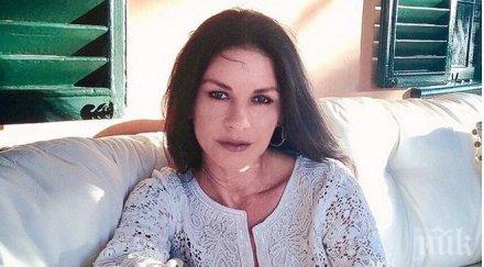 реакция катрин зита джоунс отговори слуховете подложила пластични операции