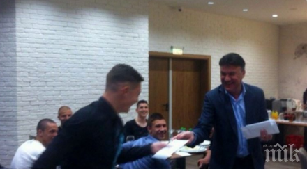 боби михайлов раздава пликове пари