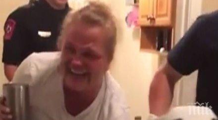 неприятно жена заклещи ръката тоалетна чиния докато чистела видео