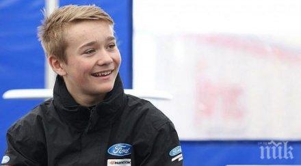 автомобилният свят моли едно годишно момче