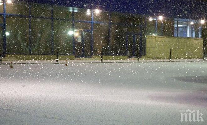 ЗИМАТА СЕ ВЪРНА! Сняг заваля в София