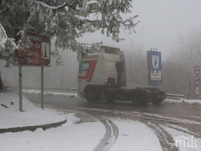 НЕПОДГОТВЕНИ! Шофьори с летни гуми закъсаха на Шипка след изненадващия сняг 