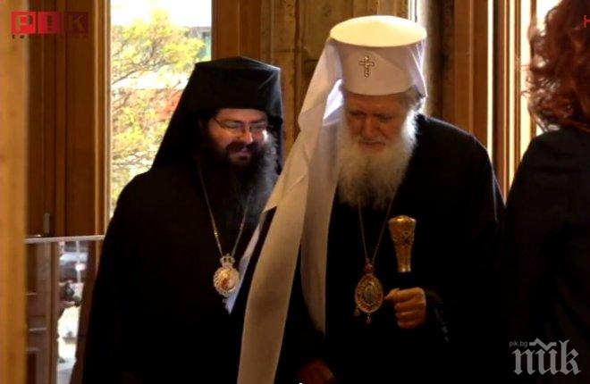 ИЗВЪНРЕДНО В ПИК TV! Патриархът пристигна в парламента (СНИМКИ)