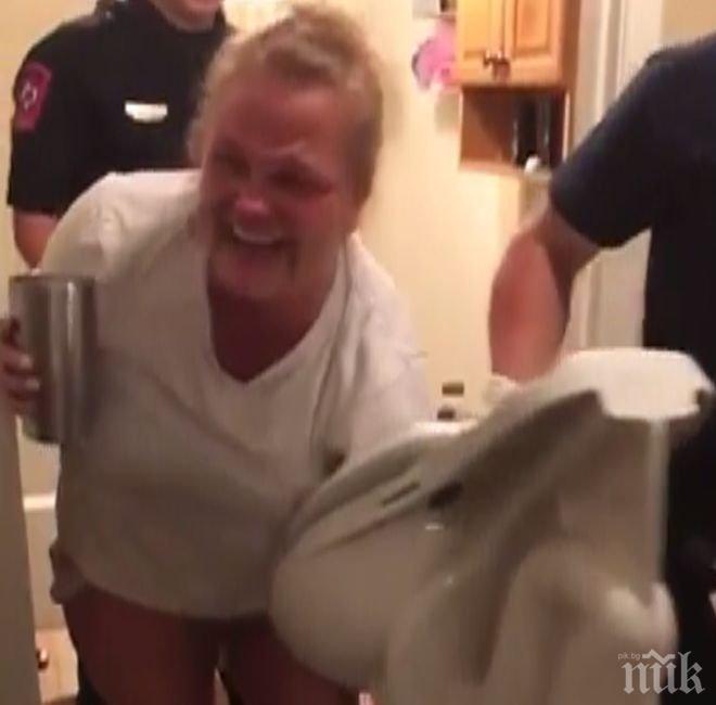 НЕПРИЯТНО! Жена заклещи ръката си в тоалетна чиния, докато чистела (ВИДЕО)