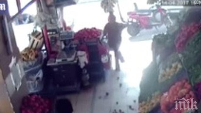 Екшън! Собственик на плод и зеленчук в Турция се справи с въоръжен нападател с подръчни средства (ВИДЕО)