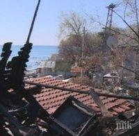 Мистерия! Рибарски постройки изгоряха напълно край Златни пясъци, подозират умишлен палеж