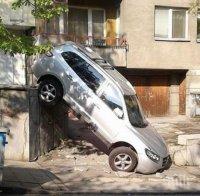Голям сакатлък! Джип полетя от паркинг в София и падна при съседите