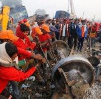 Камион се вряза в група фермери, 14 души загинаха