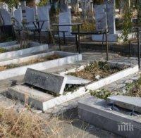 БОЙ НА ГРОБИЩАТА! Баба млати с чехъл и псува жена, потърпевшата я съди за 2 бона