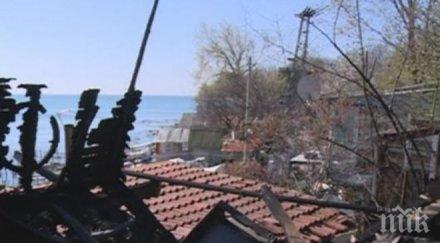 мистерия рибарски постройки изгоряха напълно златни пясъци подозират умишлен палеж