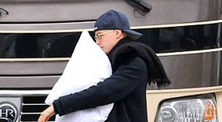 образ британската актриса кара делевин подстрига съвсем късо заради роля