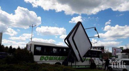 автобус заби билборд отнето предимство чудо пострадали снимки