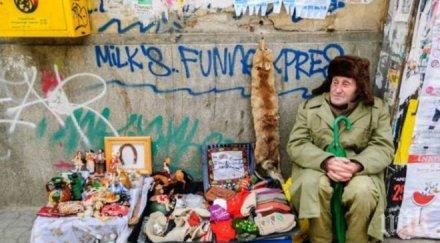 тъжно дядо разпродава вещите центъра софия бабата нямат пари лекарства