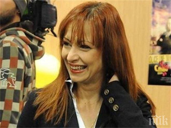 Преди пенсия: Снимат 59-годишната Радина Червенова отдалече заради бръчките