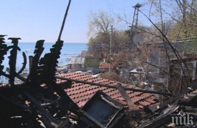 Мистерия! Рибарски постройки изгоряха напълно край Златни пясъци, подозират умишлен палеж