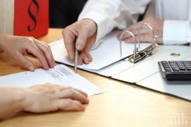 Шефка зароби работниците си с договори за заем! Изнудва ги, ако тръгнат да напускат 