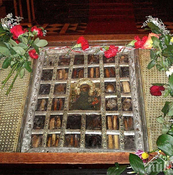 Изнасят чудотворната икона на Света Богородица в Рилския манастир