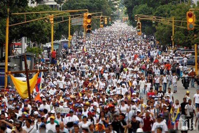 Хиляди във Венецуела излязоха на улиците за да почетат паметта на загиналите при антиправителствените протести