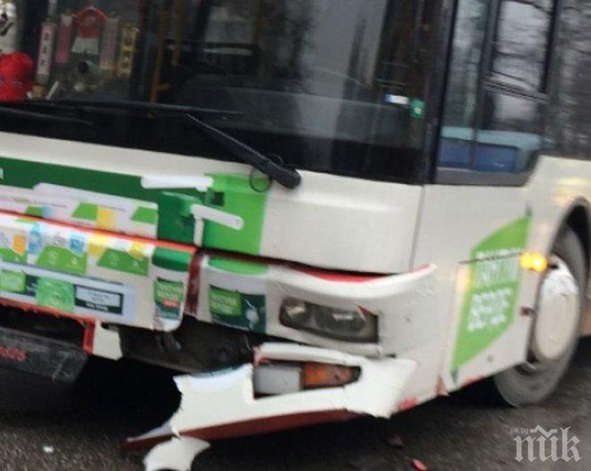 ИНЦИДЕНТ! Рейс и кола са катастрофирали на пътя Русе-Разград, има пострадал