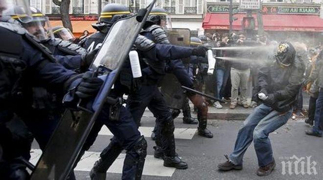 Полицията използва сълзотворен газ, за да разпръсне протестиращите в Париж