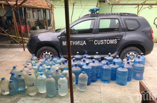 Митничари под прикритие удариха над 1300 литра нелегална ракия, предлагана по интернет 