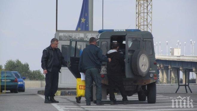 53 нелегални мигранти пробваха да минат Дунав мост, натъпкани в камион