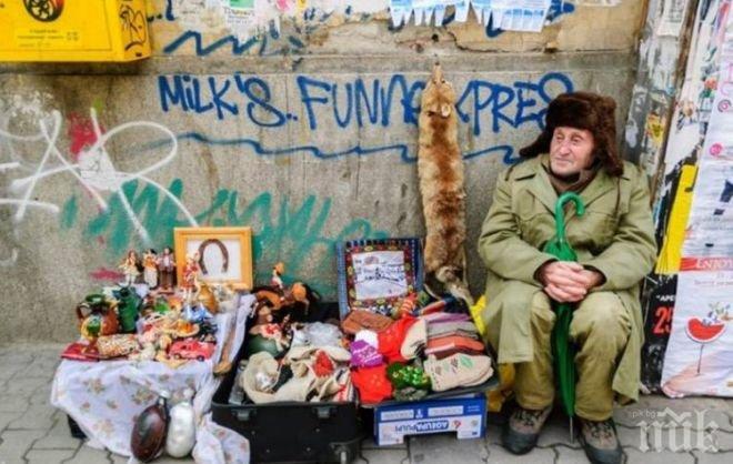 ТЪЖНО! Дядо разпродава вещите си в центъра на София - с бабата нямат пари за лекарства  