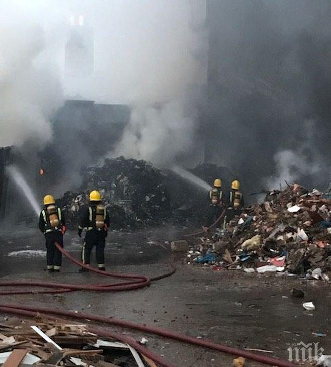 Извънредно! Голям пожар в склад в Лондон
